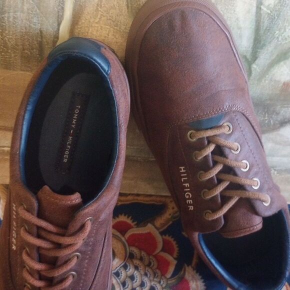Brown & Navy Low Top Tommy Hilfiger Sneakers!* - Picture 3 of 5